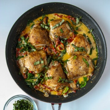 Marry me chicken in a black skillet.