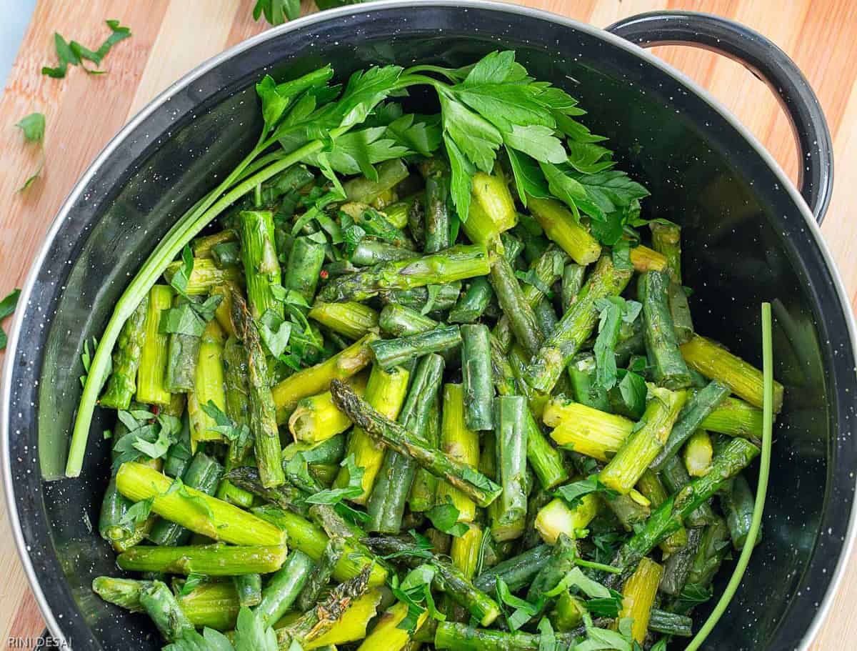 Sautéed green beans and asparagus in a pan.